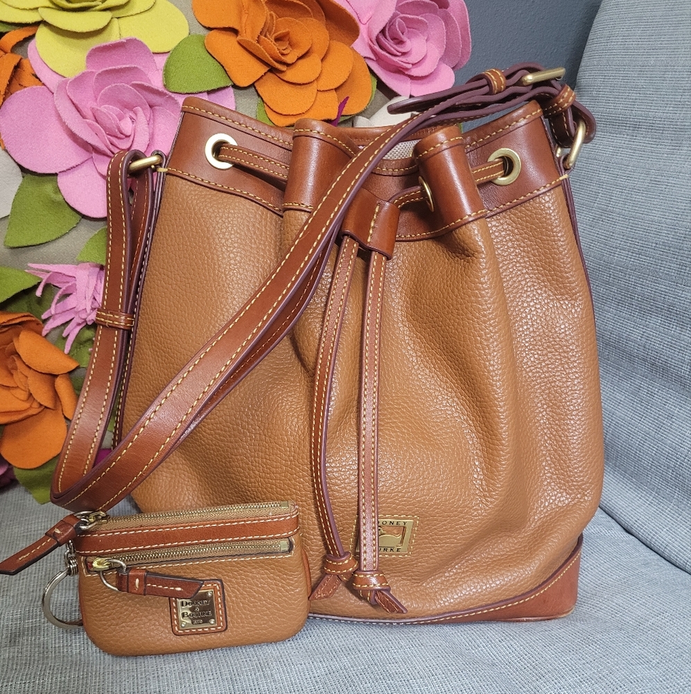 DOONEY AND BOURKE SAFFIANO KENDALL CROSSBODY BAG /WITH COIN BAG KEEY CHAIN